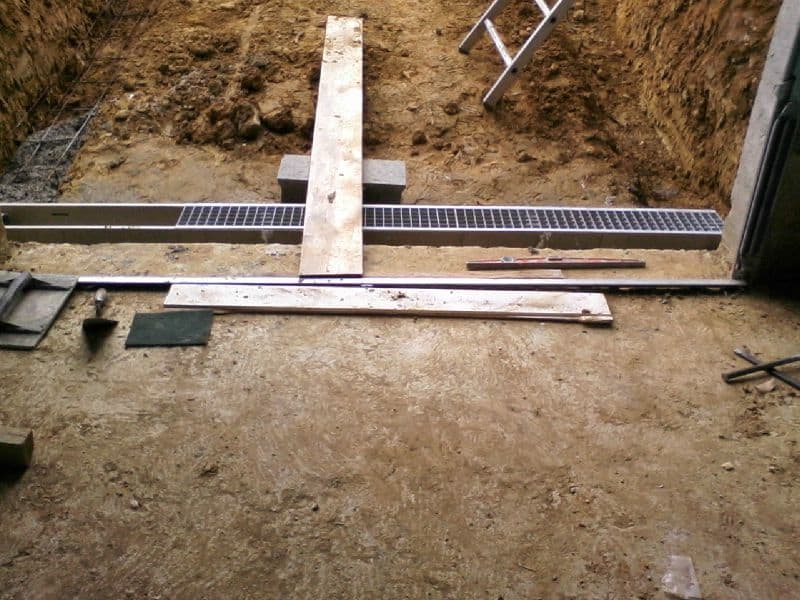 Descente de garage en construction avec drain linéaire métallique